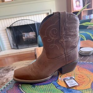 Size 9 western ankle boots by Justin